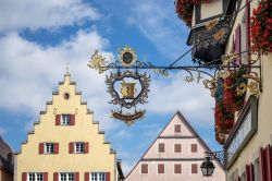 Particolare della Marienapotheke di Rothenburg ob der Tauber, Germania - Passeggiando nel centro storico della città si possono ammirare le decorazioni delle case a graticcio e dei loro ...