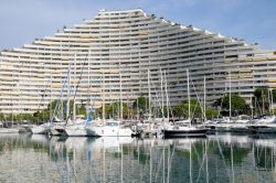 la Marina di Baie des Anges a Villeneuve Loubet. E' uno dei 4 edifici a forma di piramide della zona