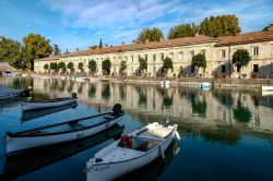 Foto panoramica della marina di Peschiera, non lontano da Desenzano del Garda - Conosciuto anche come porto vecchio, anche il porticciolo di Desenzano è una delle location da non perdere ...