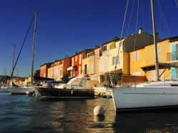 La Marina di Port Grimaud in Costa Azzurra, una delle destinazioni turistiche estive della Francia - © kuma-x / Shutterstock.com