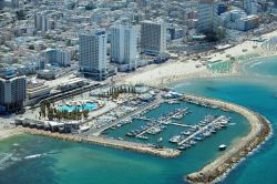 La Marina di Tel Aviv (Israele) si trova nella parte centro-nord della città: è un porto turistico moderno, affollato e ben attrezzato - © ChameleonsEye / Shutterstock.com ...