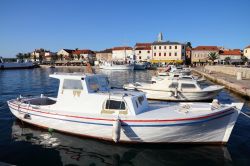 I porti turistici di Biograd na Moru hanno a disposizione mille posti barca in mare e oltre duecento a terra. Sono aperti tutto l'anno per permettere, a chi lo desidera, di godersi le acque ...