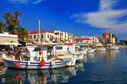 La marina e le barche dei pescatori  sul molo del porto di Egina (Aegina), l'isola del Golfo Saronico della Grecia. Sullo sfondo la bella chiesa di Agios Nikolaos Thalassinos - © ...