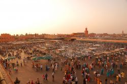 Tramonto sulla piazza Jamaa el Fna di Marrakech, Marocco - Le luci del tramonto rendono ancora più affascinante questa piazza di forma irregolare che cambia aspetto durante la giornata: ...