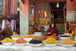 Olive nel souk di Marrakech, Marocco - Verdi, nere, speziate o al naturale: al souk di Marrakech si possono trovare varietà infinite di olive, una vera prelibatezza della gastronomia ...