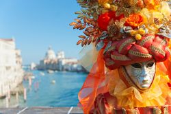 Maschera di Carnevale a Venezia fotografata sul Ponte dell'Accademia, costrito nel 19° secolo ed aperto al pubblico nel 1854 - © Luciano Mortula / Shutterstock.com
