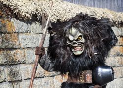 Maschera Tschaggatta a Wiler, durante il carnevale della valle di Lotschental in Svizzera. Tschaggatta è un nome traducibile con donna di animo semplice o semplicemente strega - © ...