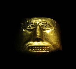 Una maschera d'oro al Museo dell'oro del Banco della Repubblica di Colombia, a Bogotá. Fondato nel 1939 per tutelare il patrimonio archeologico nazionale, il museo contiene ...
