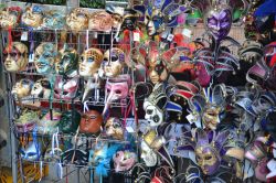 Maschere di carnevale esposte in un negozio di Venezia