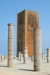 Torre Hassan: domina il panorama di Rabat al di soprea dell'omonima moschea. Le sue notevoli dimensioni (50 metri) sono tuttavia inferiori a quelle che sarebbero dovute essere secondo il ...