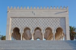 Mausoleo di Mohammed V: ospita la tomba di Mohammed V, considerato il padre dell'indipendenza marocchina. Si trova a fianco della moschea di Hassan e di fronte all'Oceano Atlantico - OPIS ...