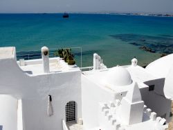 La Medina di Hammamet si affaccia su di un mare cristallino ed invitante, considerato tra i più limpidi della Tunisa - © Silvia Iordache / Shutterstock.com