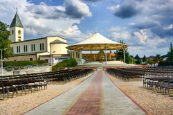 Medjugorje, Bosnia: la chiesa di Sv. Jakov e spazio per le celebrazioni all'aperto - © majeczka / Shutterstock.com