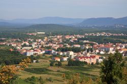 Medjugorje, la città della Bosnia, vista dalla collina delle apparizioni della Madonna - © Zocchi / Shutterstock.com