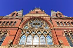 La Memorial Hall Tower dell'Università di Harvard, a Cambridge (Boston), fu eretta per la prima volta nel 1874, modificata a più riprese e distrutta da un incendio nel 1956, ...