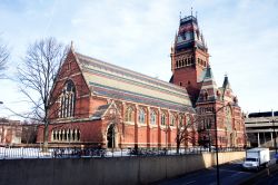 Il Memorial Hall, a nord dell'Harvard Yard di Cambridge (Boston), è un imponente edificio in stile gotico vittoriano costruito tra il 1865 e il 1870 in onore degli ex studenti ...
