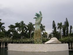 La scultura del braccio è uno dei simboli del Memoriale dell'Olocausto a Miami Beach - © Ritu Manoj Jethani / Shutterstock.com