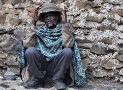Mendicante Gondar Etiopia, lungo muro Fasil Ghebbi