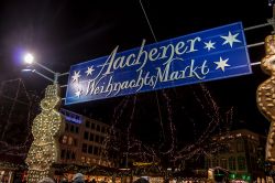 Mercatini di Natale ad Aquisgranain  Germania: il cartello all'ingresso della zona adibita a mercato dell'avvento - © M R / Shutterstock.com 