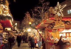 Il famoso mercatino di Natale a Basilea, lungo la strada chiamata Weihnachtsstrasse ecco le bancarelle della barfuesserplatz  - © Basel.com