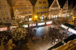 Mercatino di Natale a Rothenburg ob der Tauber, Germania - Il mercatino di Natale ospitato nella cornice di Rothenburg è uno dei più amati di tutta la Germania: si svolge infatti ...