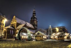Il Mercatino di Natale a Riga, in Lettonia. Come anche nelle altre Repubbliche Baltiche, il momento del Natale è particolarmente sentito, e il clima continentale della Lettonia aiuta ...