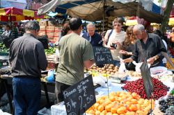 Un mercato di prodotti alimentari a Lille, la città del nord est della Francia. Frutta e verdura in uno dei tradizionali mercati dei contadini - OT Lille / © maxime dufour photographies ...