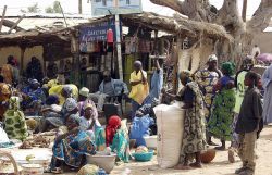 Mercato Tipico del Camerun, una classica scena d'Africa - Foto di Giulio Badini / I Viaggi di Maurizio Levi