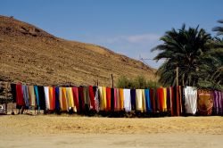 Mercato berbero presso le oasi di Tamerza .Siamo nell'arida regione di Tozeur, nel sud-ovest della Tunisia - © lkpro / Shutterstock.com