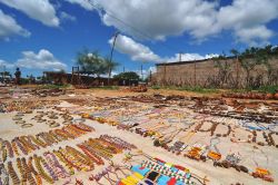 Mercato di Turmi, Etiopia: in questo piccolo villaggio ogni lunedì gli Hamer si ritrovano per il mercato mettendo in esposizione collane colorate, monili e manufatti creati dalle mani ...