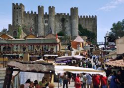 Mercato medievale a Obidos, Portogallo - Ogni anno il castello di Obidos ospita il tradizionale mercato medievale: per due settimane il borgo rievoca lo spirito dell'Europa medievale con ...