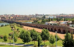 Merida el puente romano e la vista della citta ...