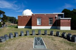 Wellington, Nuova Zelanda: grande meridiana solare presso il Carter Observatory, l'osservatorio inaugurato nel 1941 grazie a una donazione di Charles Rooking Carter. Con un bel planetario ...
