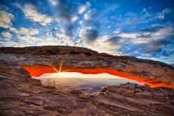 Mesa Arch è una delle meraviglie del Canyonlands National Park dello Utah, USA, situato nella zona del parco conosciuta come Island in the Sky. Nel tempo gli agenti atmosferici hanno ...