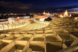 Il Metropol Parasol di Siviglia, in Plaza de la Encarnacion, è stato inaugurato il 27 marzo. E' una struttura di pannelli di legno, dalle linee futuristiche che contrastano col centro ...