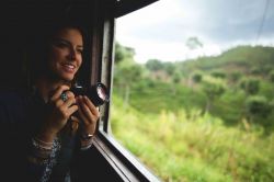 Michela a bordo di uno dei treni locali in direzione di Ella: questi treni tagliano la Hill Country e le sue piantagioni - © Michela Garosi / TheTraveLover.com