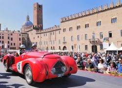 La Mille Miglia in piazza a Mantova, Lombardia ...