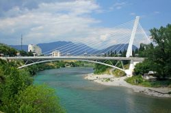 Il Millennium bridge sopra al fiume Moraca a Podgorica - © katatonia82 / Shutterstock.com