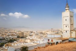 Minareto e panorama della città di Tetouan, che si trova nel nord del Marocco, non distante da Tangeri - © Boris Stroujko / Shutterstock.com