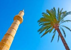 Uno dei due minareti della moschea Selimiye, rivaleggia con una palma per il primato di altezza a Nicosia, la capitale di Cipro - © Nikos Psychogios / Shutterstock.com
