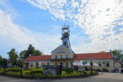 Miniera di Wieliczka dove si estrae il sale dal medioevo Cracovia Polonia. La torre ospita l'ascensore che permette l'accesso ai nove livelli della cava, che era già in attività ...