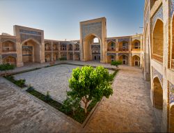 Miri Arab Madrassah, la più famosa tra le tante scuole coraniche di Bukhara, la città Patrimonio dell'umanità dell'UNESCO che si trova lungo la via della Seta in ...