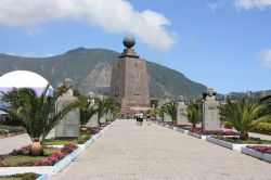 A Mitad del Mundo, città ecuadoriana a nord di Quito, si può visitare il Muséo Etnografico. Nella foto il monumento alto 30 metri costruito tra il 1979 e l'82, in memoria ...