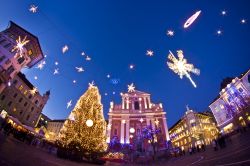 Natale a Lubiana: decorazioni del centro storico della capitale della Slovenia - © Matej Kastelic / Shutterstock.com