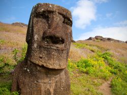 Un Moai sorridente dentro al cratere del vulcano Rano Raraku sull'Isola di Pasqua in Cile - © Agustin Esmoris / Shutterstock.com