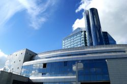 La biblioteca nazionale di Bielorussia, a Minsk, ha sede in un palazzo futuribile, tuttovetro, acciaio e riflessi di cielo. Fondata nel 1922, è il centro culturale e di informazione ...