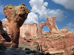 Due capolavori naturali del Canyonlands National Park dello Utah, negli USA: Molar Rock, che assomiglia a un gigantesco dente molare, e Angel Arch, colossale arco di roccia. Entrambe le "sculture" ...