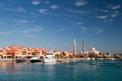 Molo della Marina di Hurghada, sul Mar Rosso. Da qui partono numerose escursioni per fare immersioni o snorkeling nelle isole al largo, ricche di spettacolari barriere coralline - © SVPhilon ...