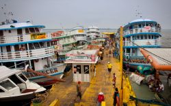 Molo del porto fluviale di Manaus, con i traghetti che compiono servizio lungo il Rio Negro  e Rio delle Amazzoni in Brasile - © gary yim / Shutterstock.com 