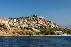 Il villaggio di Molyvos visto dal mare, durante una escursione in barca. Questo villaggio si trova sull'isola di Lesbo (Lesvos), sulla sua costa nord. Ci troviamo nelle Isole Egee Settentrionali ...
